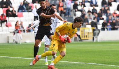 Altay’da Kaleci Ulaş’tan Fedakarlık Örneği!