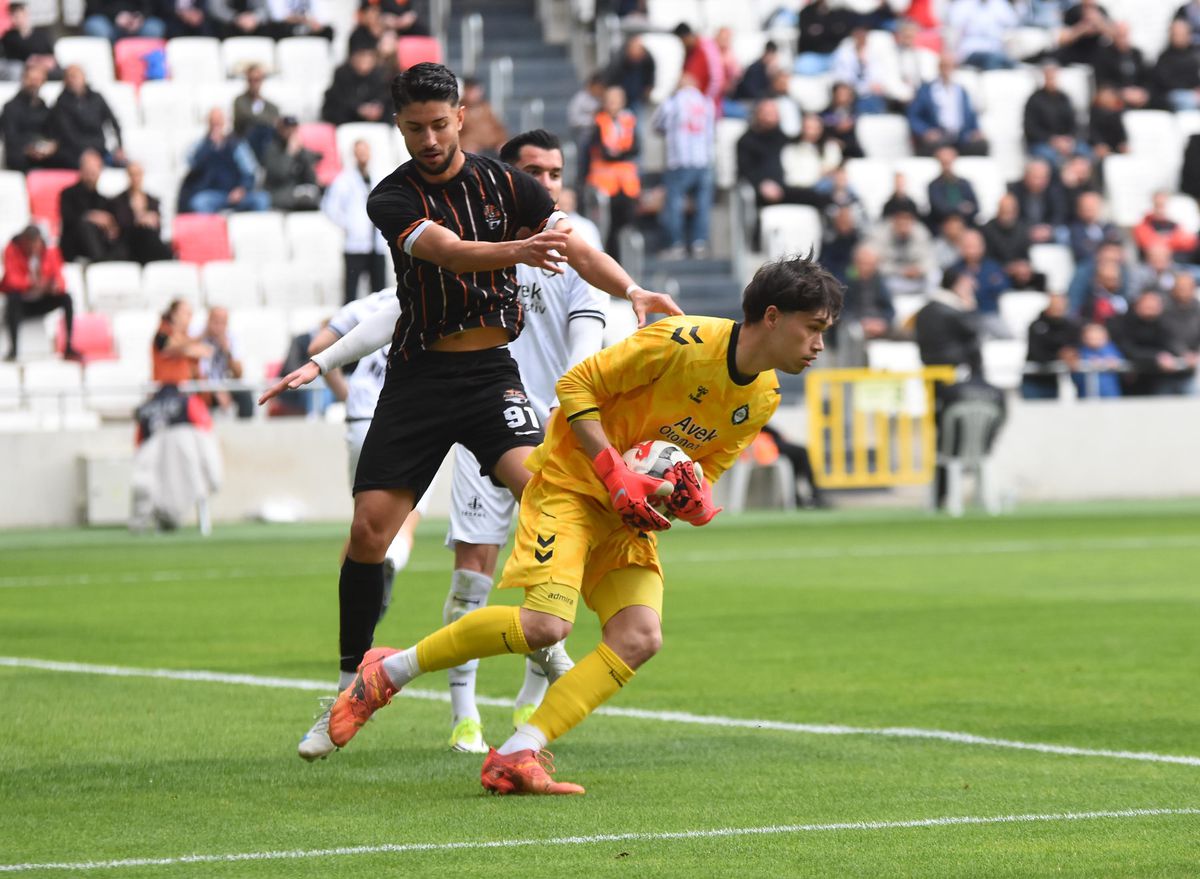 Altay’da Kaleci Ulaş’tan Fedakarlık Örneği!