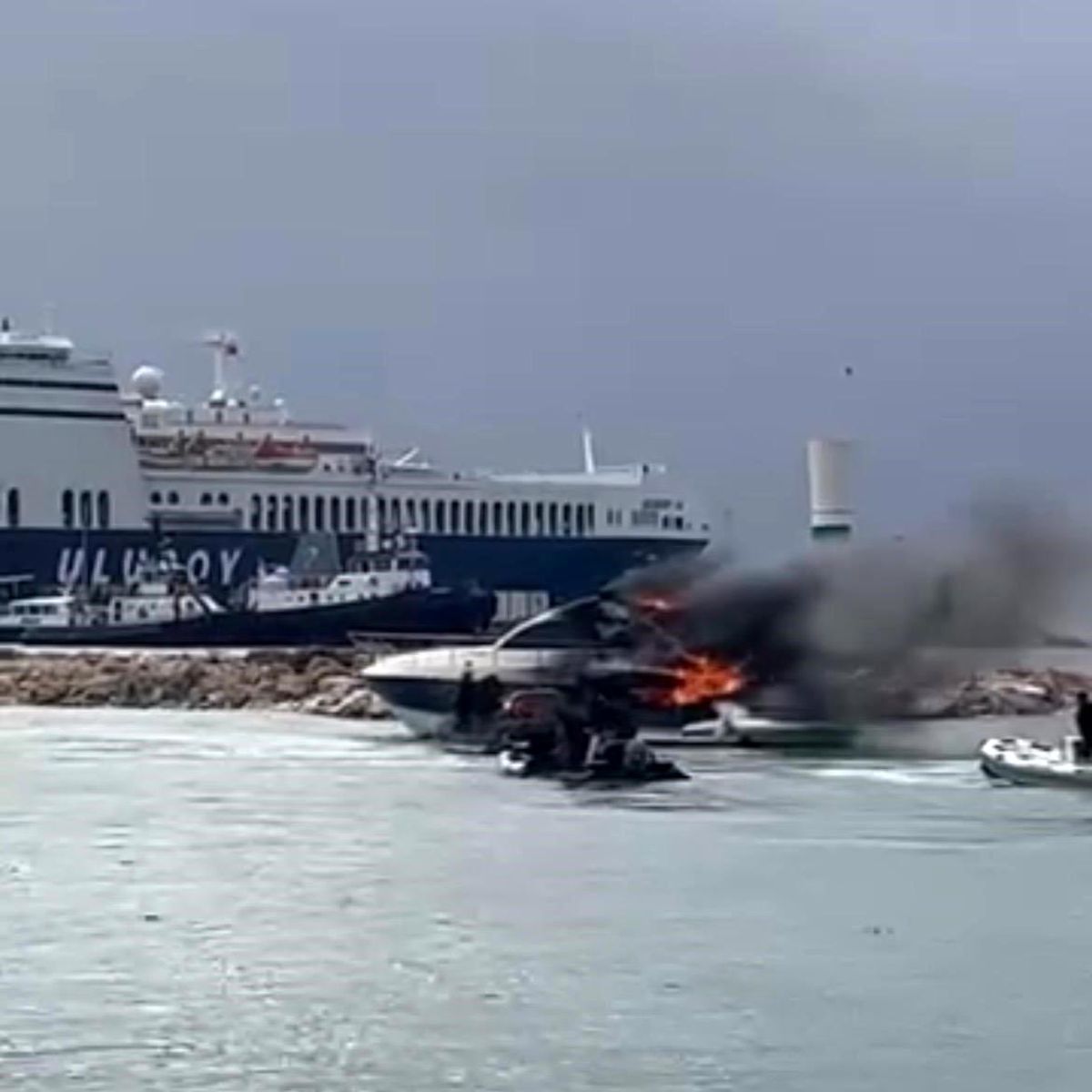 Çeşme’de Motoryatta Çıkan Yangın Paniğe Neden Oldu!