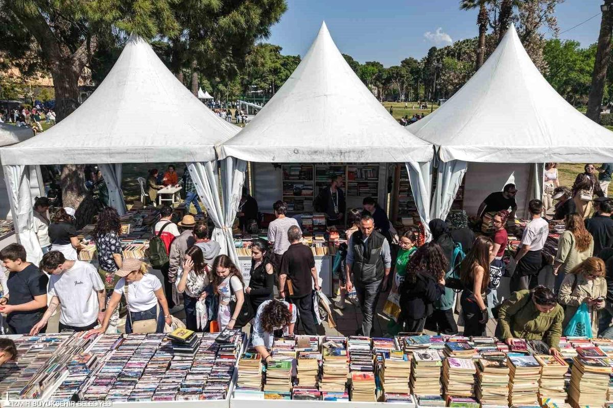 İzmir Kitap Fuarı’nda Edebiyat Coşkusu Zirveye Ulaştı!