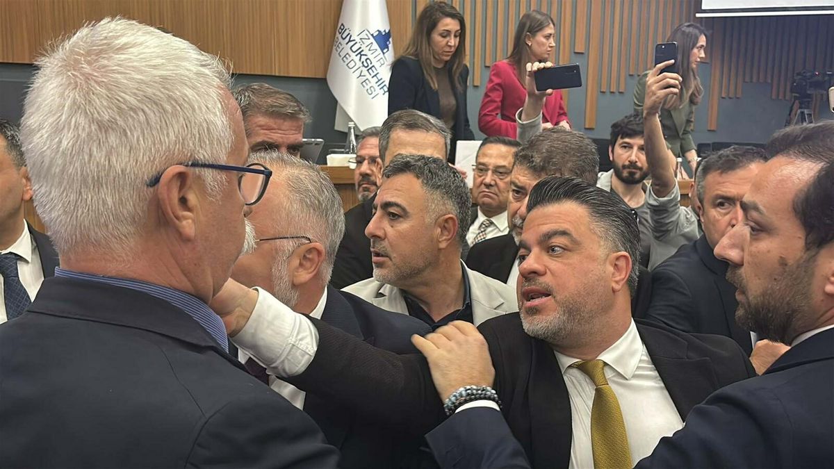 İzmir Meclisinde Gergin Tartışma ve Arbede!