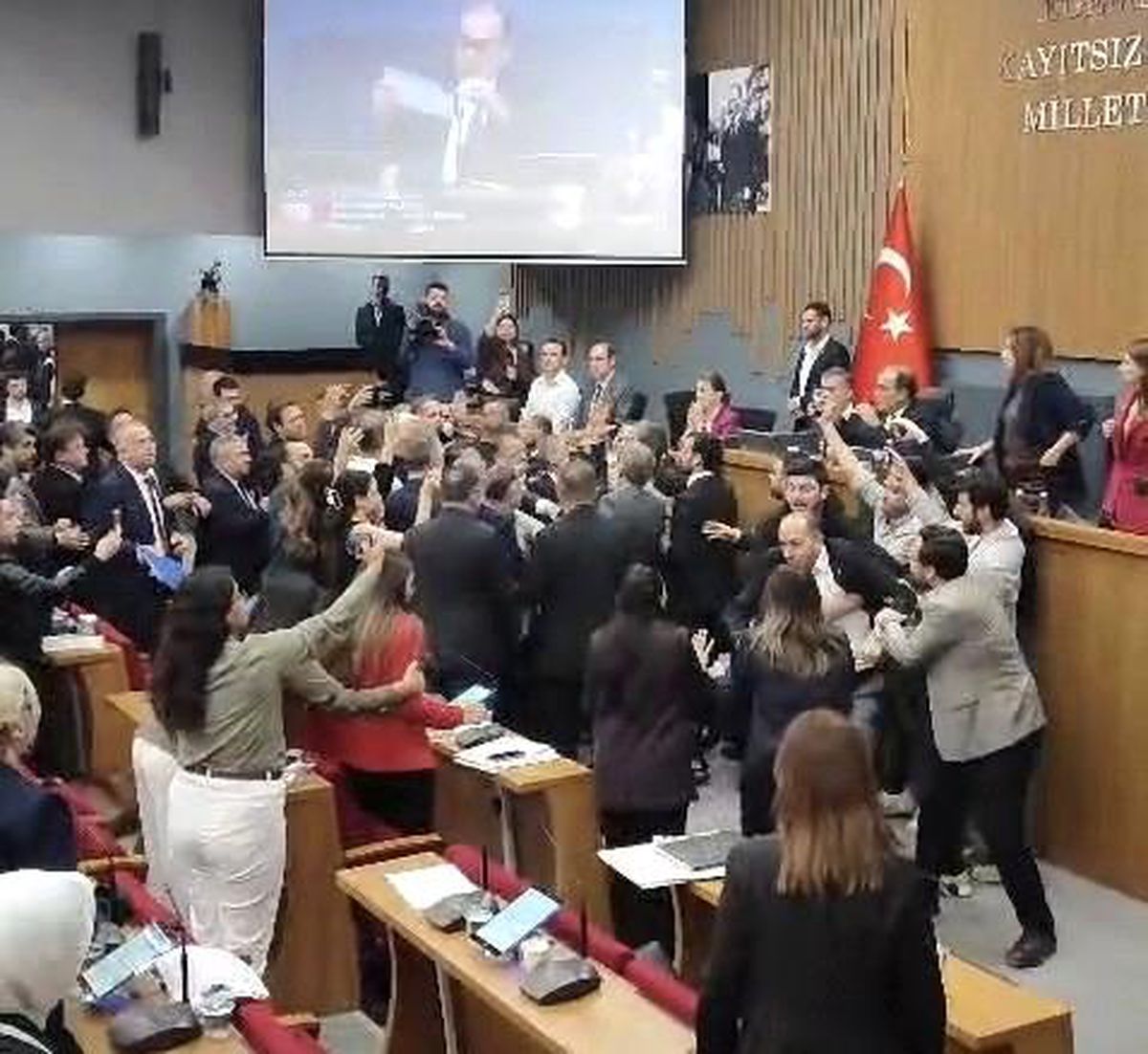 ‘İzmir Meclisinde Arbede: Faaliyet Raporu Oylaması’