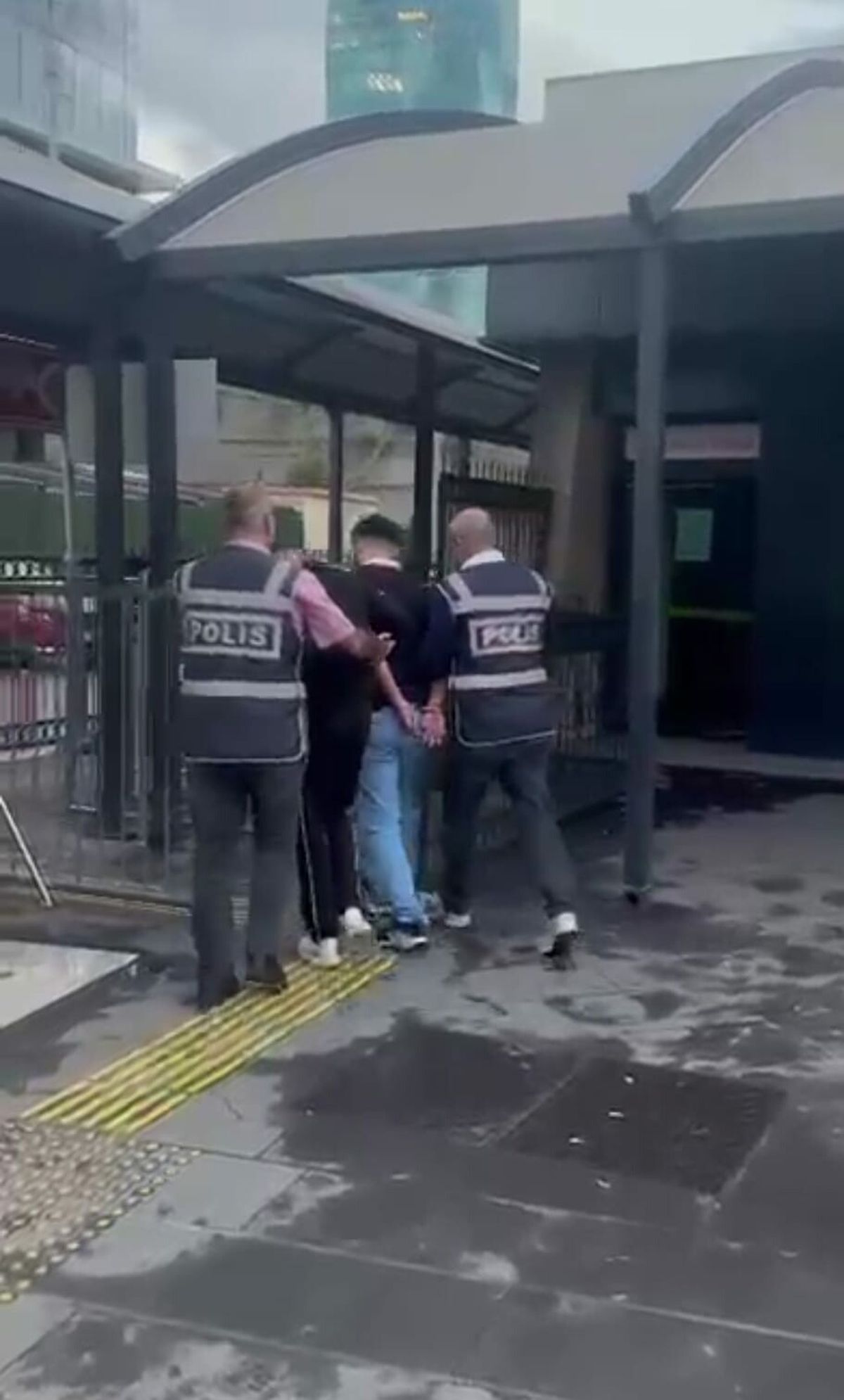 İzmir’de 2 Firari Hükümlü Depoda Yakalandı!