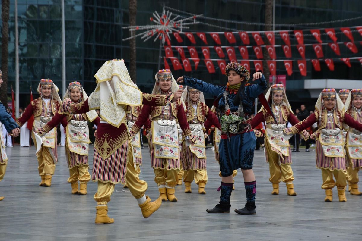 İzmir’de 23 Nisan Coşkusu: Bayramda Buluşma!