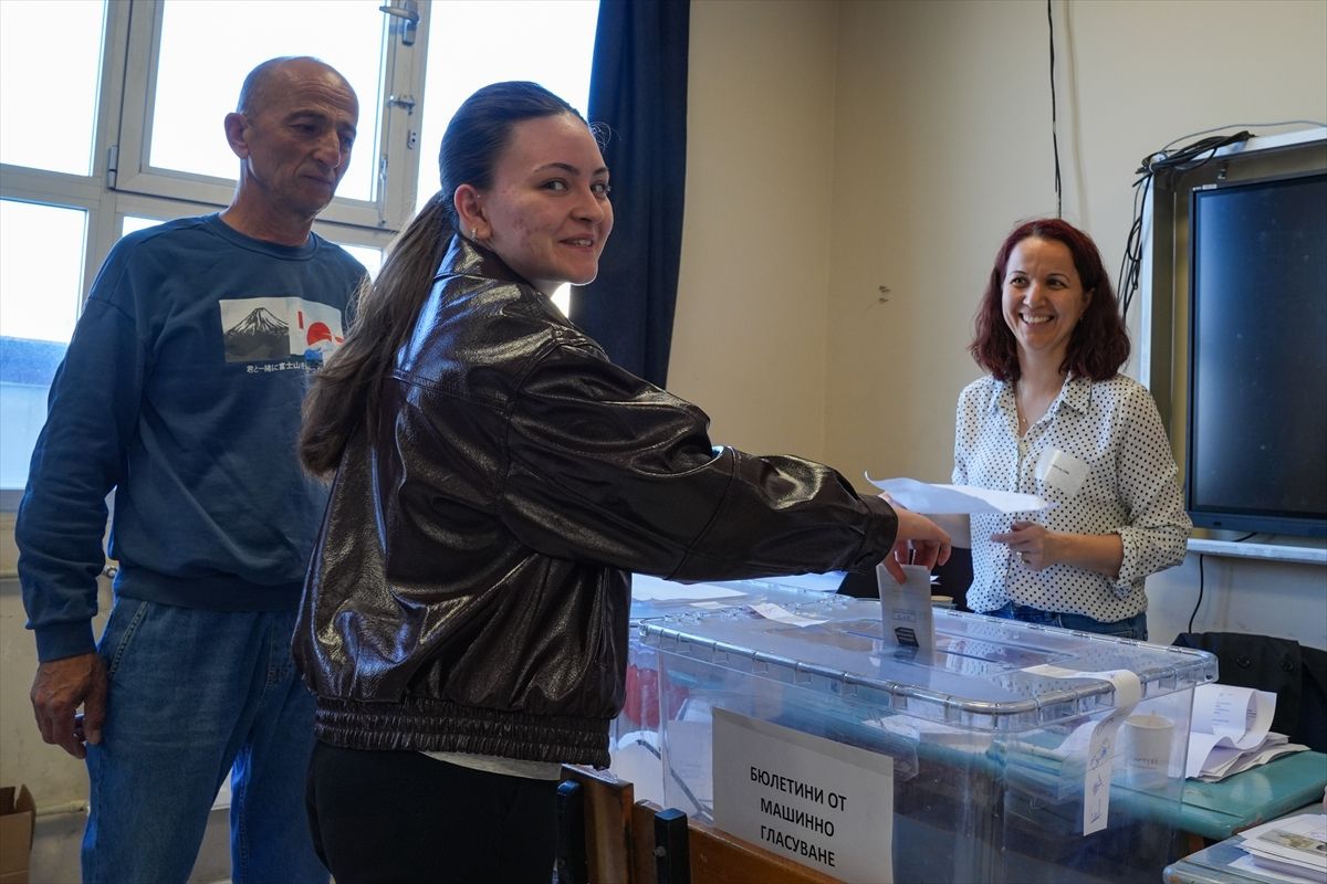 İzmir’de Bulgaristan Seçimleri İçin Kuşaklar Kuyruğu