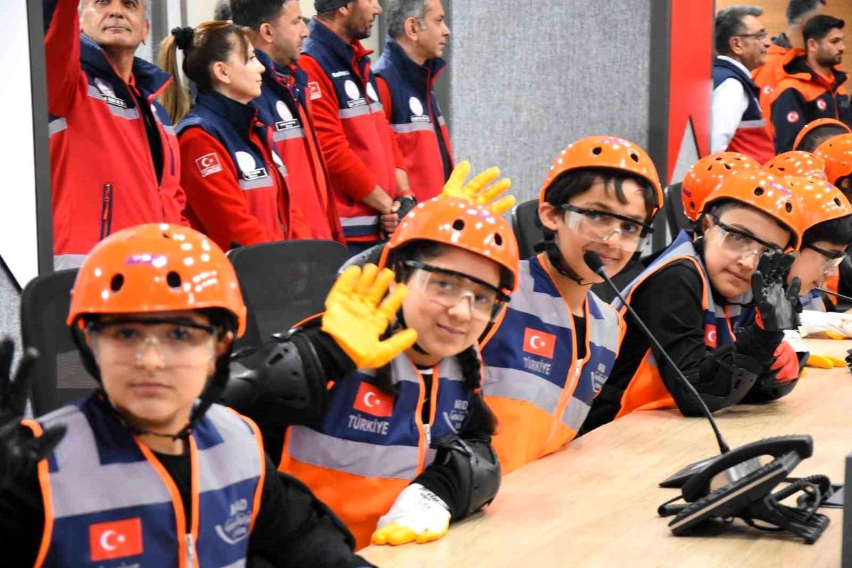 Minik Öğrencilerden Deprem Tatbikatı!