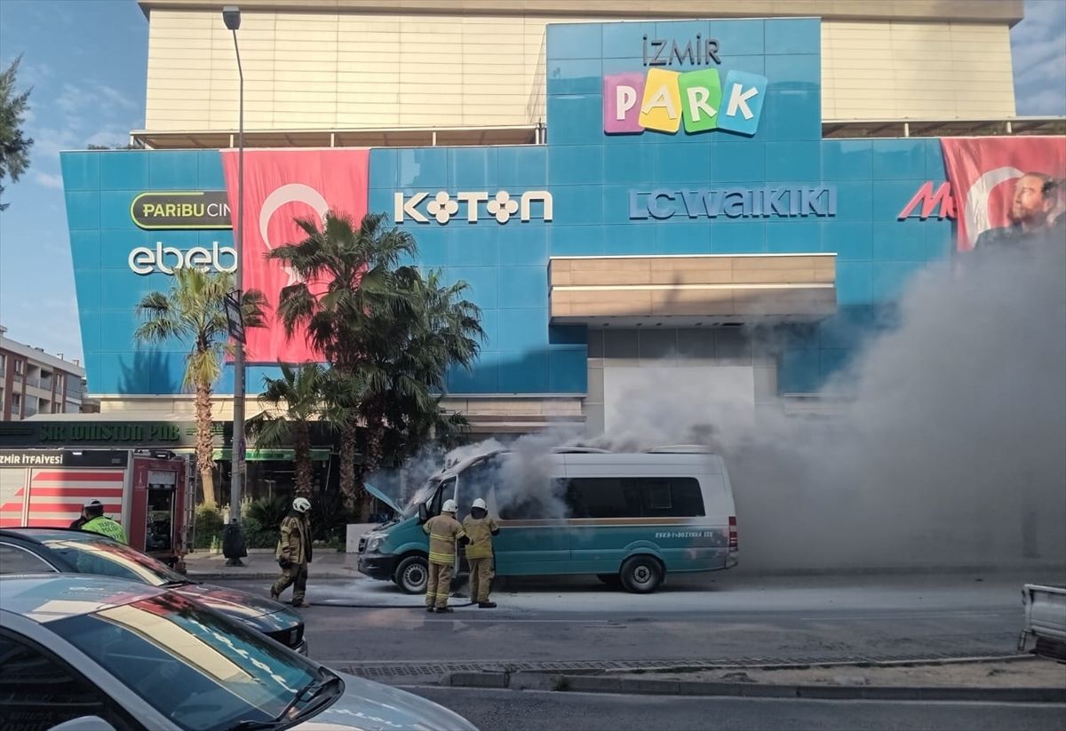 İzmir’de Dolmuşta Yangın Paniği!