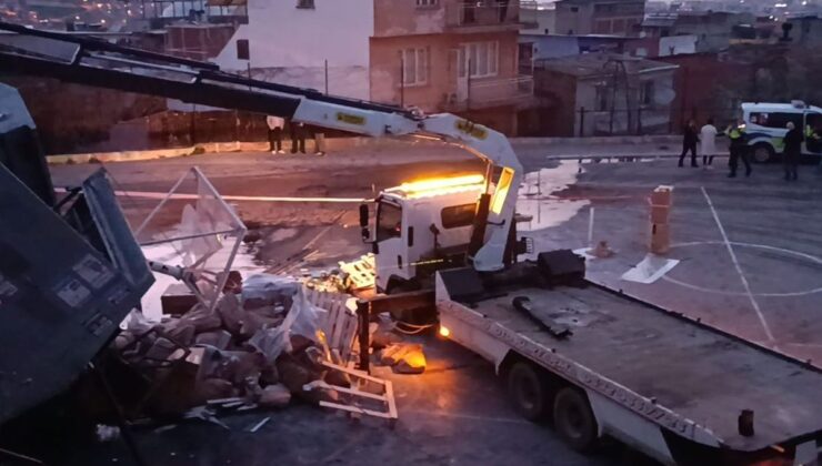 Freni Boşalan Kamyon, Okul Bahçesine Uçtu!