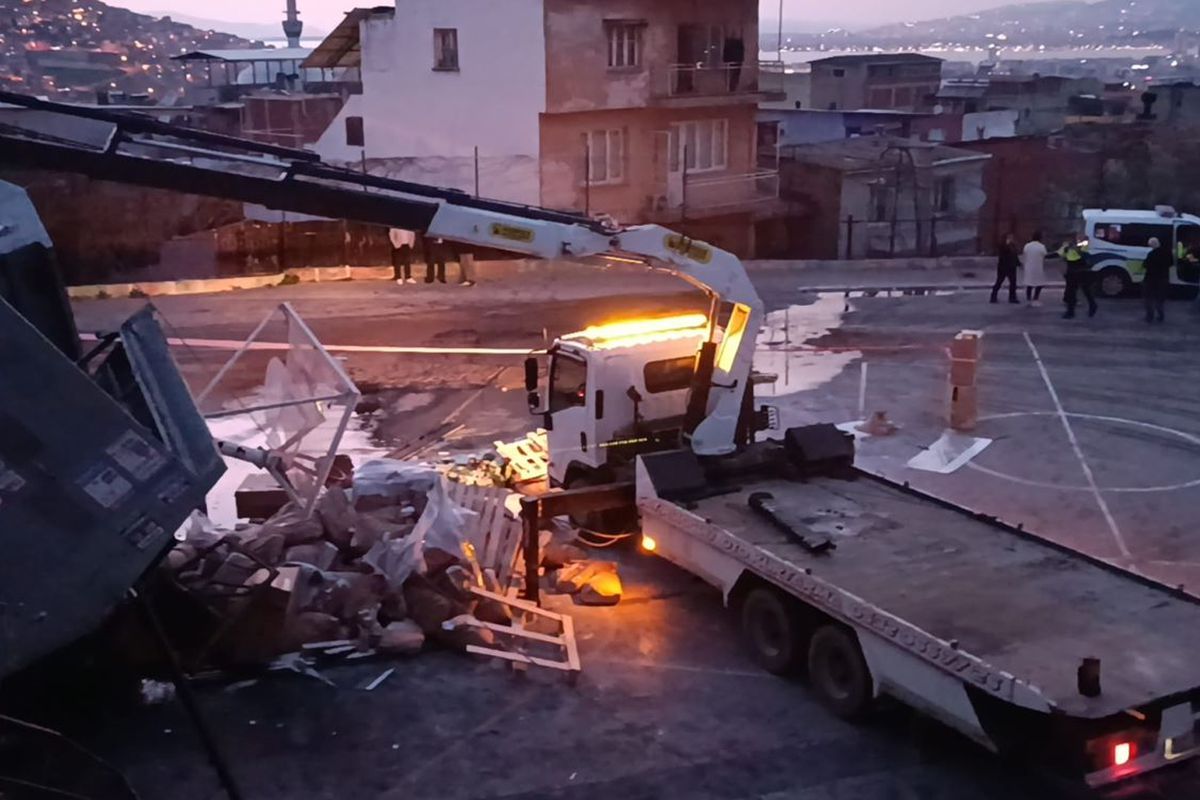 Freni Boşalan Kamyon, Okul Bahçesine Uçtu!