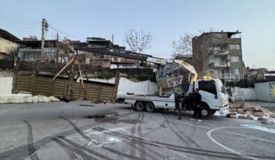 Freni Patlayan Kamyon Okul Bahçesine Devrildi!