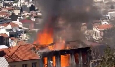 İzmir’de Metruk Binada Yangın: Soğutma Çalışmaları Sürüyor