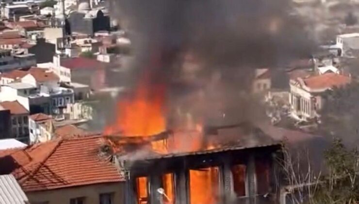 İzmir’de Metruk Binada Yangın: Soğutma Çalışmaları Sürüyor