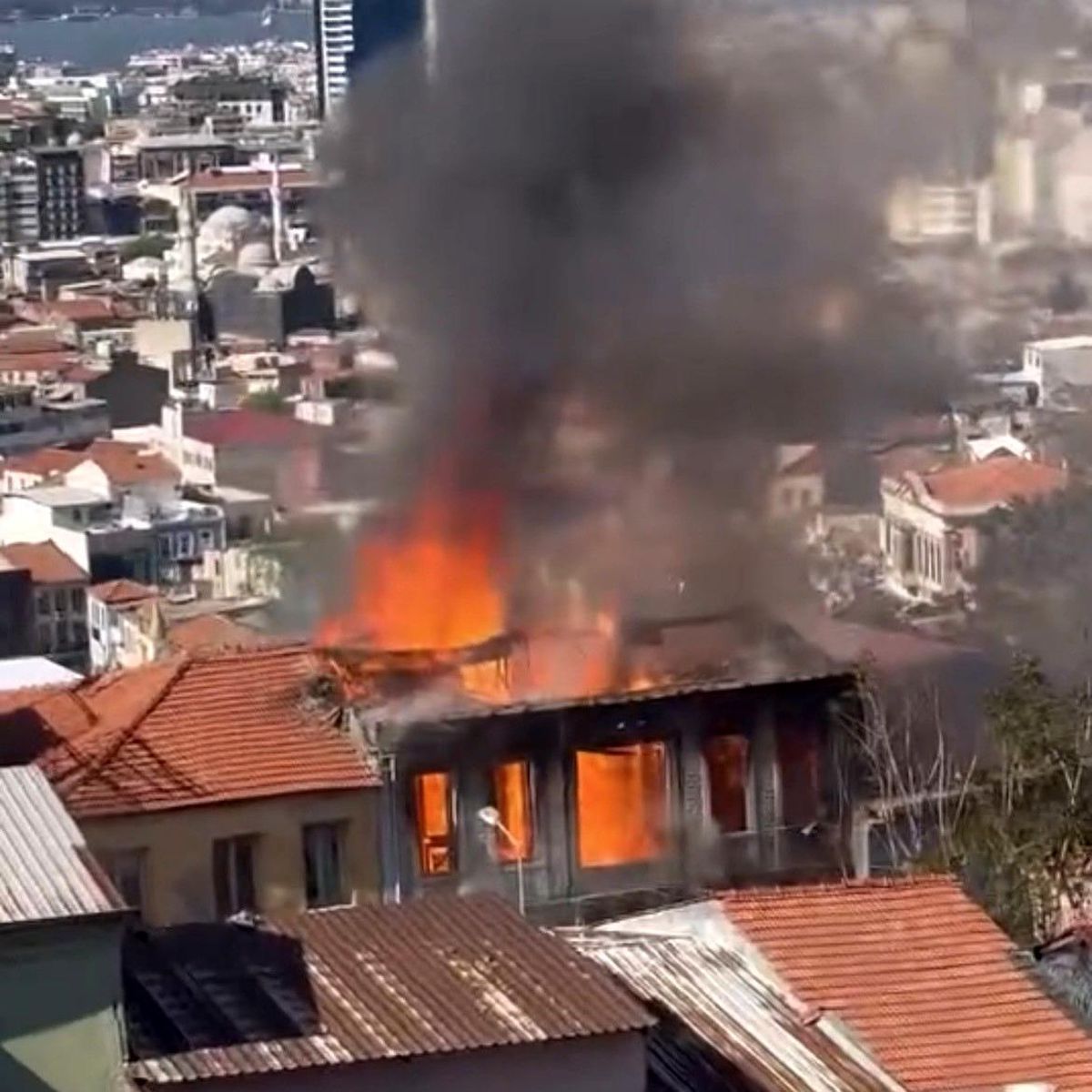İzmir’de Metruk Binada Yangın: Soğutma Çalışmaları Sürüyor