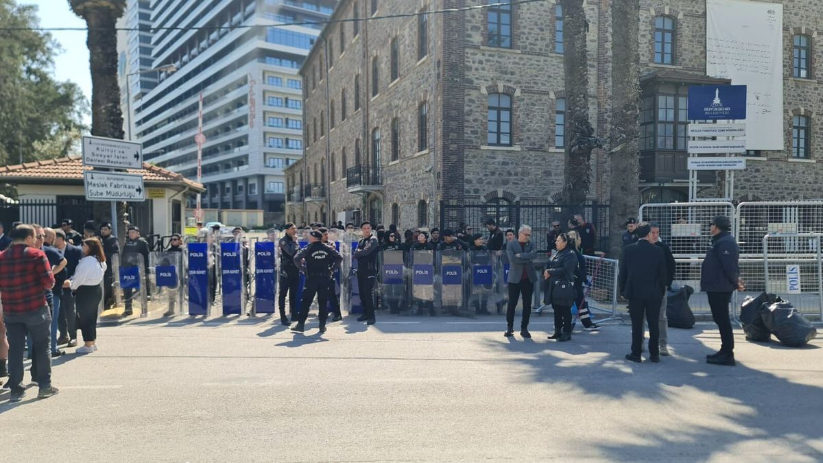 İzmir’de Bina Tahliyesine Karşı Oturma Eylemi Devam Ediyor