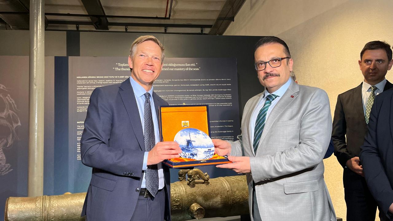İzmir’de 17. Yüzyıl Hazine: Hollanda Topu Sergilendi