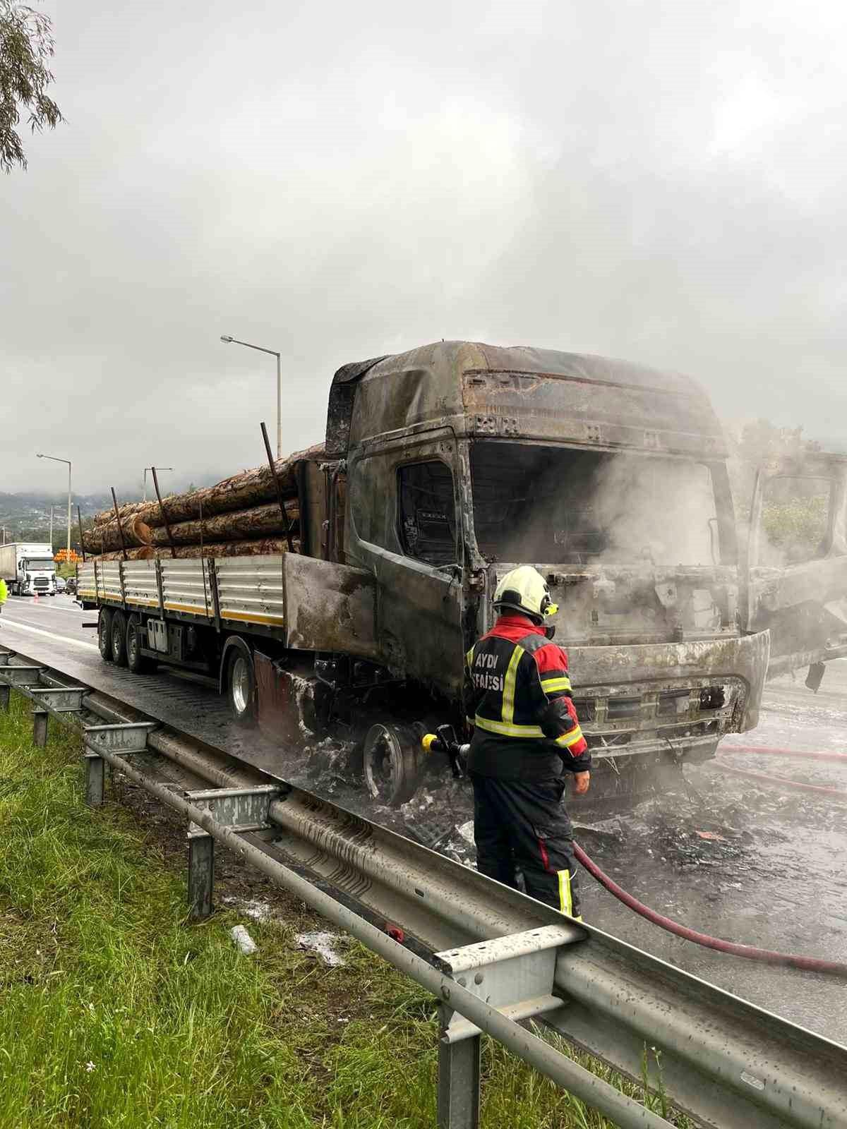 Otoyolda Tomruk Yüklü Tır Alev Alev Yandı!